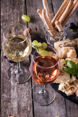 Peynir, şarap, meyve ve rustik ahşap masa snacks farklı türde. Natürmort kavramı