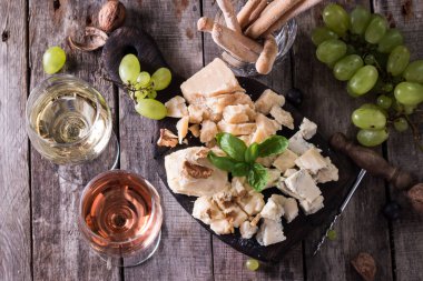 Peynir, şarap, meyve ve rustik ahşap masa snacks farklı türde. Natürmort kavramı