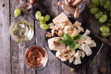 Peynir, şarap, meyve ve rustik ahşap masa snacks farklı türde. Natürmort kavramı