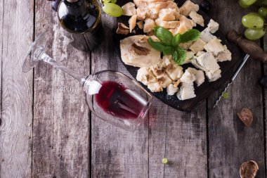 Peynir, şarap, meyve ve rustik ahşap masa snacks farklı türde. Natürmort kavramı