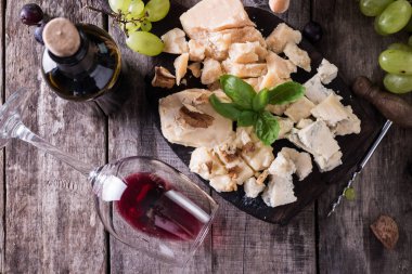 Peynir, şarap, meyve ve rustik ahşap masa snacks farklı türde. Natürmort kavramı