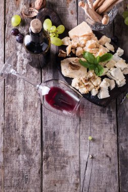 Peynir, şarap, meyve ve rustik ahşap masa snacks farklı türde. Natürmort kavramı