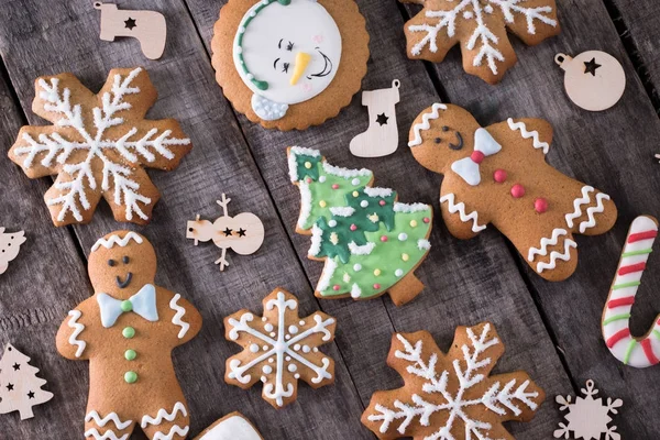 Noel ev yapımı gingerbread çerezleri masada, Noel arka plan kavramı