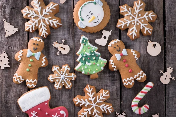 Noel ev yapımı gingerbread çerezleri masada, Noel arka plan kavramı