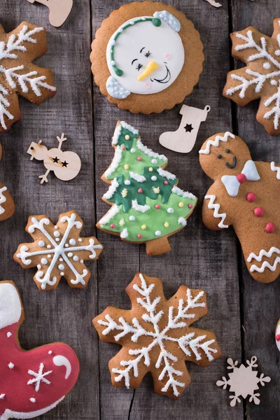 Noel ev yapımı gingerbread çerezleri masada, Noel arka plan kavramı