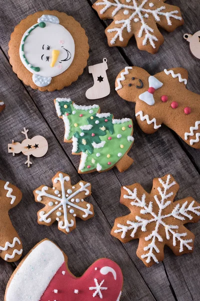 Noel ev yapımı gingerbread çerezleri masada, Noel arka plan kavramı