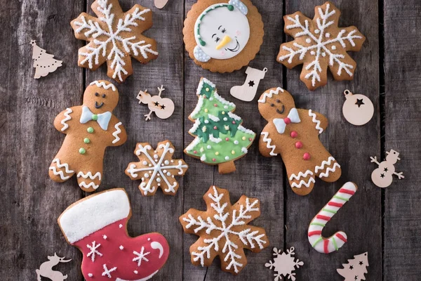 Noel ev yapımı gingerbread çerezleri masada, Noel arka plan kavramı