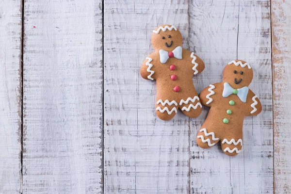 Noel ev yapımı gingerbread çerezleri masada, Noel arka plan kavramı