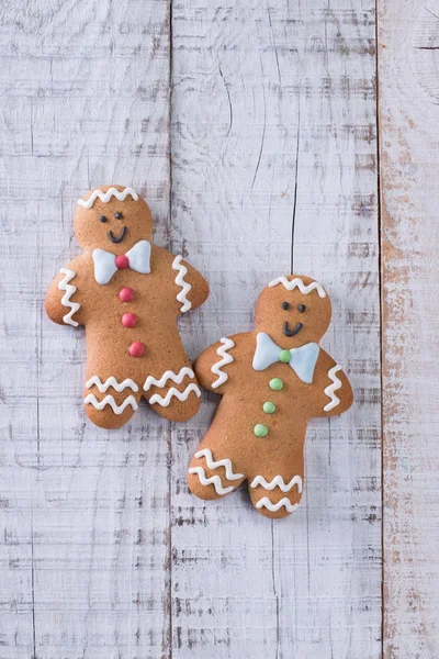 Noel ev yapımı gingerbread çerezleri masada, Noel arka plan kavramı