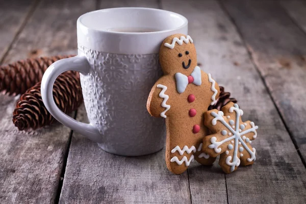 Чашка горячего шоколада или какао с имбирным печеньем рождественская композиция на винтажном деревянном фоне . — стоковое фото