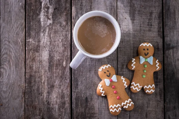 Cup of hot chocolate or cocoa with gingerbread cookie christmas composition on vintage wooden table background. — Stock Photo, Image