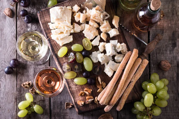 Peynir, şarap, meyve ve rustik ahşap masa snacks farklı türde. Natürmort kavramı