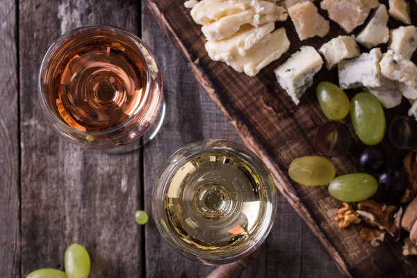 Peynir, şarap, meyve ve rustik ahşap masa snacks farklı türde. Natürmort kavramı