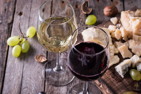 Peynir, şarap, meyve ve rustik ahşap masa snacks farklı türde. Natürmort kavramı