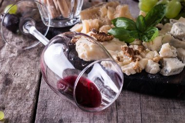 Peynir, şarap, meyve ve rustik ahşap masa snacks farklı türde. Natürmort kavramı