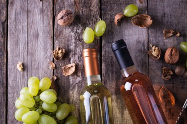 kırmızı, pembe ve beyaz şişe şarap ahşap masa arka plan üzerinde. Natürmort kavramı