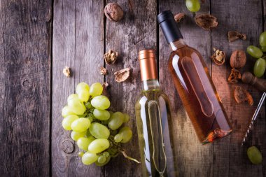 kırmızı, pembe ve beyaz şişe şarap ahşap masa arka plan üzerinde. Natürmort kavramı