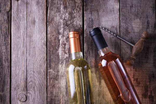 kırmızı, pembe ve beyaz şişe şarap ahşap masa arka plan üzerinde. Natürmort kavramı