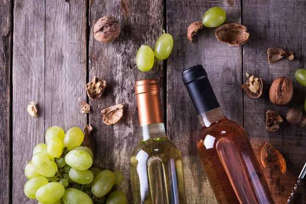 kırmızı, pembe ve beyaz şişe şarap ahşap masa arka plan üzerinde. Natürmort kavramı