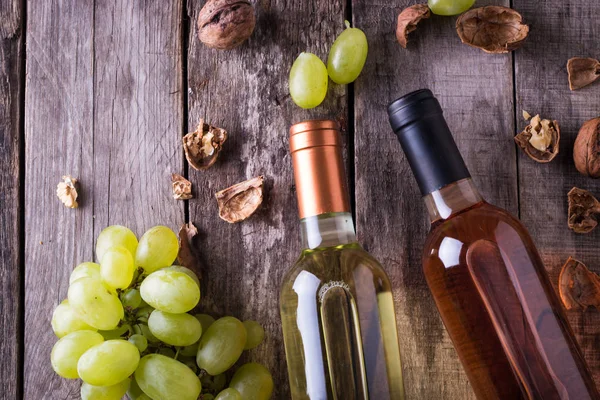 kırmızı, pembe ve beyaz şişe şarap ahşap masa arka plan üzerinde. Natürmort kavramı