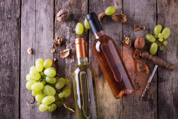 Rote, rosa und weiße Flasche Wein auf Holztischhintergrund. Stilllebenkonzept — Stockfoto