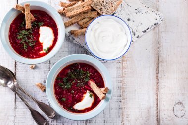 Pancar çorbası. Geleneksel Ukraynalı Rus Polonyalı pancar çorbası.