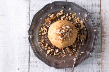 Kuru üzüm, ceviz ve tabakta bal pişmiş elma dolması