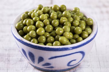 Yeşil bezelye l eski ahşap zemin, sağlıklı vegan gıda üzerine konserve