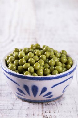 Yeşil bezelye l eski ahşap zemin, sağlıklı vegan gıda üzerine konserve