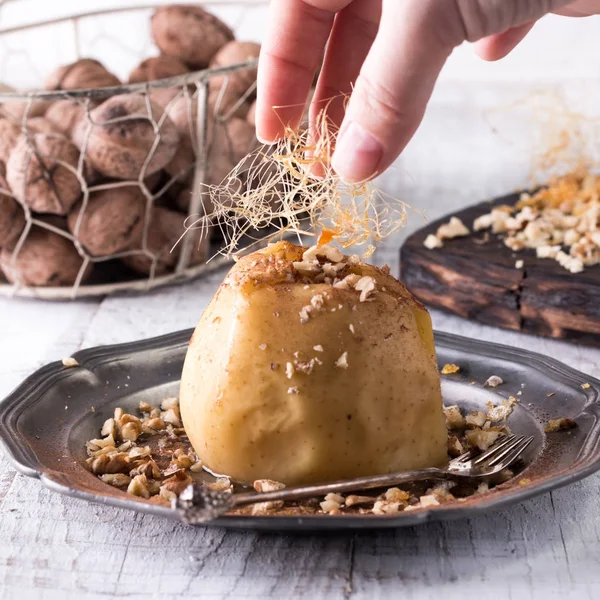 Manzanas al horno rellenas de pasas, nueces y miel en un plato Fotos De Stock Sin Royalties Gratis