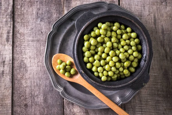 Yeşil bezelye l eski ahşap zemin, sağlıklı vegan gıda üzerine konserve Telifsiz Stok Imajlar