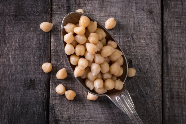 Garbanzos en un tazón. Los garbanzos son alimentos nutritivos. Comida sana y vegetariana . Fotos De Stock Sin Royalties Gratis