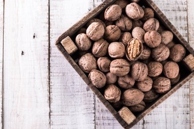 Ceviz çekirdekleri ve eski ahşap masadaki cevizler.