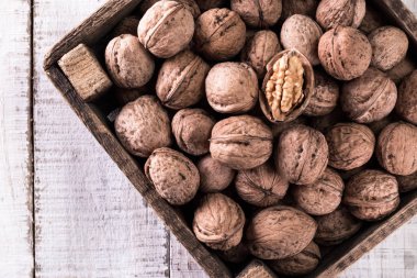 Ceviz çekirdekleri ve eski ahşap masadaki cevizler.