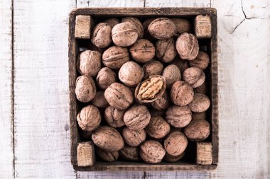 Ceviz çekirdekleri ve eski ahşap masadaki cevizler.