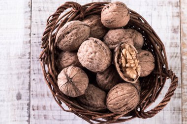 Ceviz çekirdekleri ve eski ahşap masadaki cevizler.