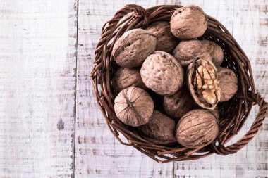 Ceviz çekirdekleri ve eski ahşap masadaki cevizler.