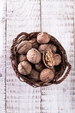 Ceviz çekirdekleri ve eski ahşap masadaki cevizler.