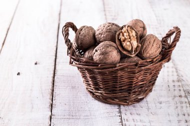 Ceviz çekirdekleri ve eski ahşap masadaki cevizler.