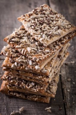 Gevrek crispbread ahşap arka plan üzerinde. Sağlıklı snack: gevrek gevrek tahıllı Mısır gevreği keten tohumu, susam, ayçiçeği tohumu protein ekmek bar.