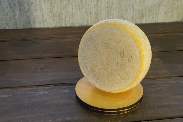 チーズの頭は天然のまま — ストック写真