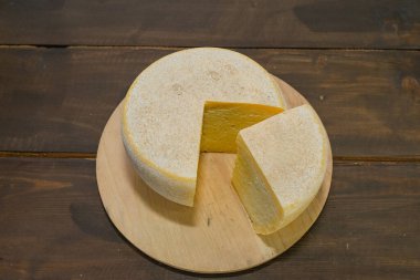 Mutfak kesim tahtasındaki iştah açıcı peynirle düzenleme..