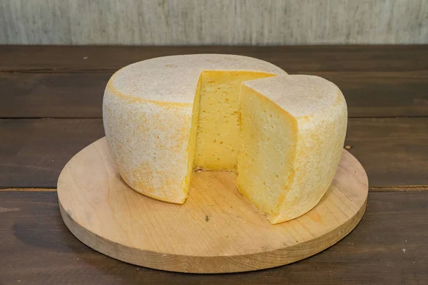 キッチンカットボード上の食欲をそそるチーズとのアレンジメント — ストック写真