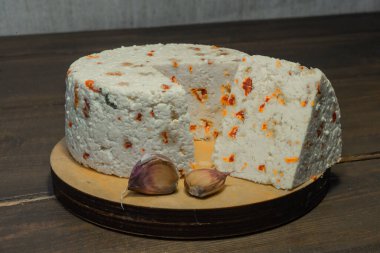 Mutfak kesim tahtasındaki iştah açıcı peynirle düzenleme..