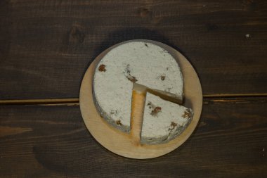 Mutfak kesim tahtasındaki iştah açıcı peynirle düzenleme..