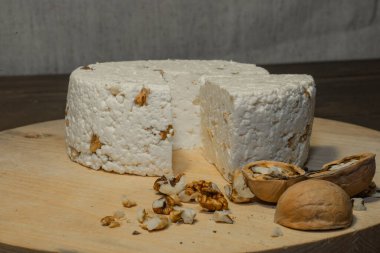 Mutfak kesim tahtasındaki iştah açıcı peynirle düzenleme..