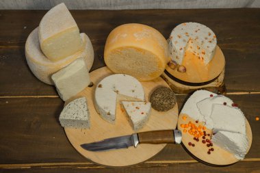 Mutfak kesim tahtasındaki iştah açıcı peynirle düzenleme..