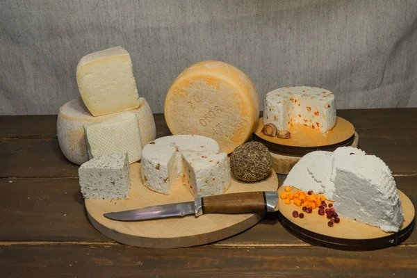 キッチンカットボード上の食欲をそそるチーズとのアレンジメント — ストック写真