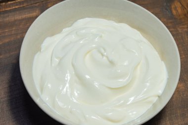 Beyaz arkaplandaki ekşi kremayı kırpma yolu ile kapat