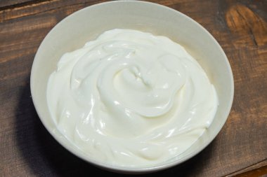 Beyaz arkaplandaki ekşi kremayı kırpma yolu ile kapat